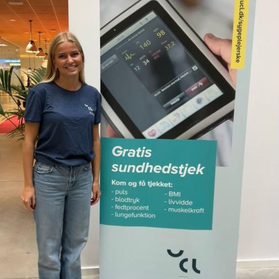 Sygeplejerskestuderende ved "Gratis sundhedstjek" planche