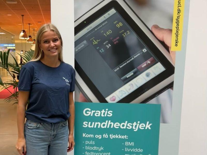 Sygeplejerskestuderende ved "Gratis sundhedstjek" planche