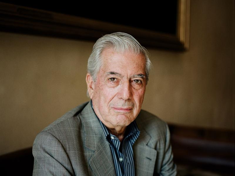 Forfatterportræt af Mario Vargas Llosa foran et maleri